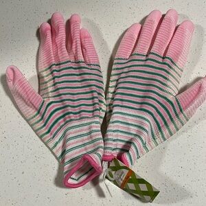 NWT - Gardening gloves can be used for any job to protect hands. Size - os